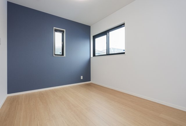 守山市播磨田町　天然木ガレージハウス建売モデルの洋室|ネイビーのアクセントクロスを使用した6帖の寝室