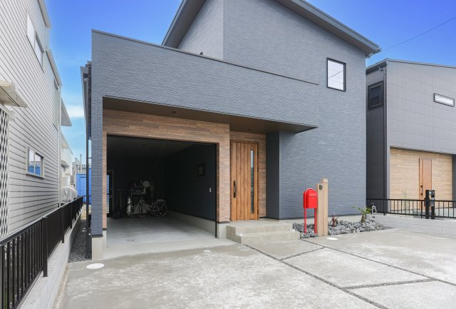 守山市播磨田町　天然木ガレージハウス建売モデルの外観|ビルトインガレージのあるお家♪（車1台分）
電動シャッター付きです