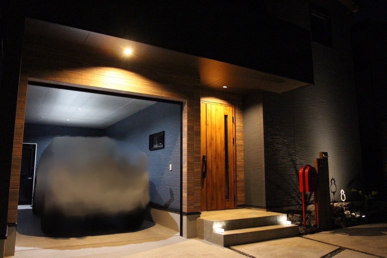 守山市播磨田町　天然木ガレージハウス建売モデルの駐車場