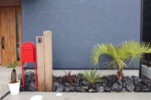守山市播磨田町　天然木ガレージハウス建売モデルのその他|ネイビーの外観に映える赤いポストです