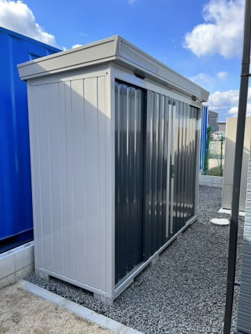 守山市播磨田町　天然木ガレージハウス建売モデルの庭|裏の庭に大容量の物置が設置されています