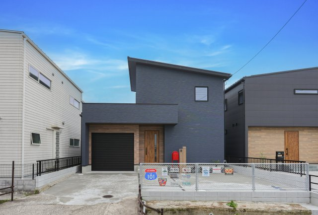 守山市播磨田町　天然木ガレージハウス建売モデルの外観|深みのあるネイビー×木目の外観