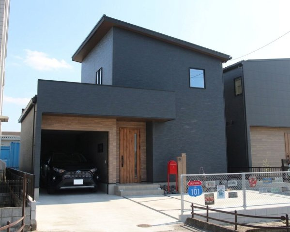 守山市播磨田町　天然木ガレージハウス建売モデルの外観|深みのあるネイビー×木目の外観