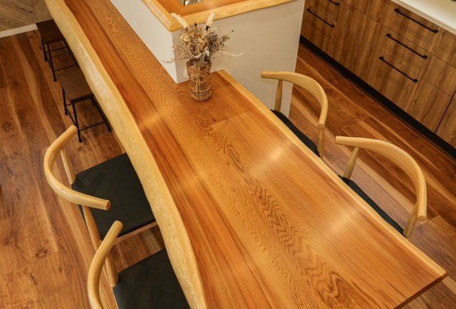 守山市播磨田町　天然木ガレージハウス建売モデルのダイニング|天然木ダイニングテーブルカウンター一体型