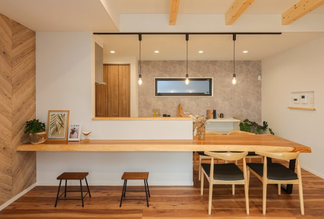 守山市播磨田町　天然木ガレージハウス建売モデルのキッチン|ダイニングテーブルカウンターは杉を使用しています