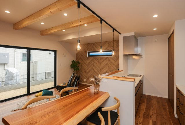 守山市播磨田町　天然木ガレージハウス建売モデルの居間・リビング|リビングは梁みせの折上げ天井です