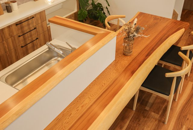 守山市播磨田町　天然木ガレージハウス建売モデルのキッチン|ダイニングテーブルカウンターとお揃いの笠木が付いています