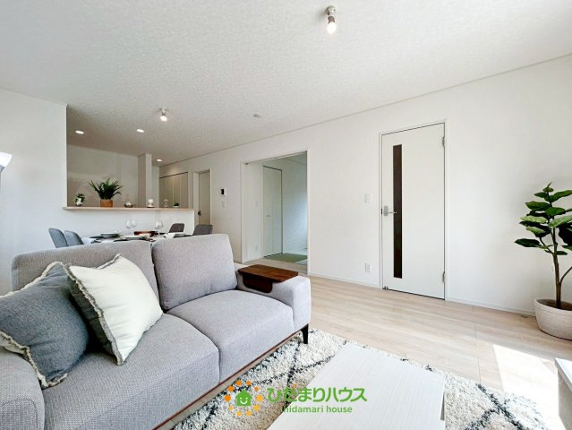 白岡市小久喜第14　新築一戸建て　02　クレイドルガーデンの居間・リビング|白を基調としたリビングは心も晴れやかになりますね！