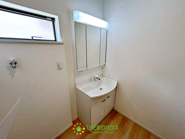 白岡市小久喜第14　新築一戸建て　02　クレイドルガーデンの独立洗面台|3面鏡の鏡の裏にも収納があります！