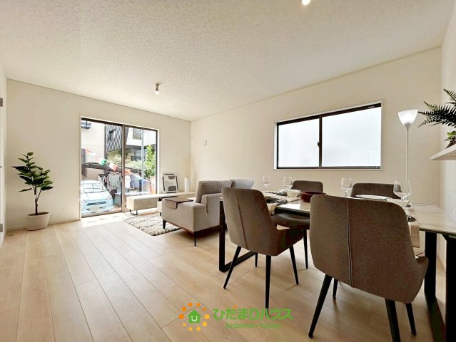 白岡市小久喜第14　新築一戸建て　02　クレイドルガーデンの居間・リビング|ダイニングテーブルを置いても、充分な広さで快適！