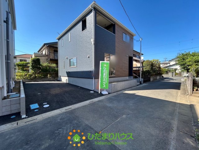 白岡市小久喜第14　新築一戸建て　02　クレイドルガーデンの前面道路含む現地写真|間口が広いので、駐車もスムーズに出来ます！
