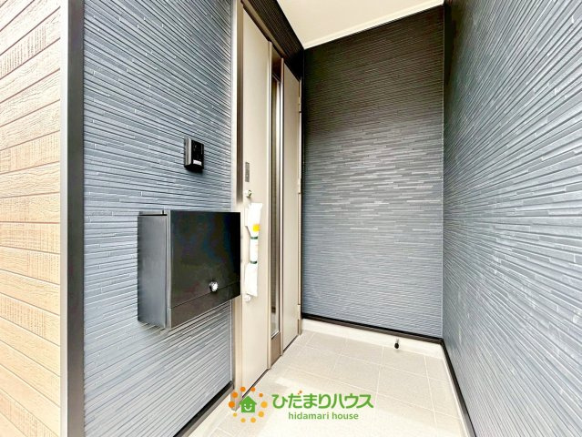 白岡市小久喜第14　新築一戸建て　02　クレイドルガーデンの玄関|玄関ポーチは雨に濡れず、ゆっくりと傘もさせます！