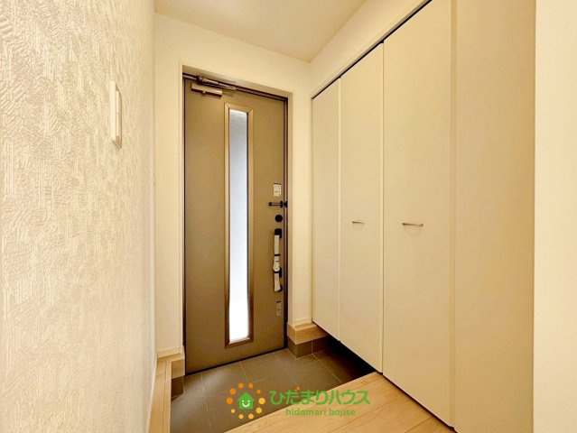 白岡市小久喜第14　新築一戸建て　02　クレイドルガーデンの玄関|シューズクロークは容量たっぷりです！