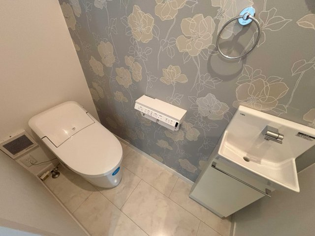【トイレ】 | 八尾市上之島町南３丁目　中古戸建　★南向き・平成29年建築 | 温水洗浄便座付きです♪