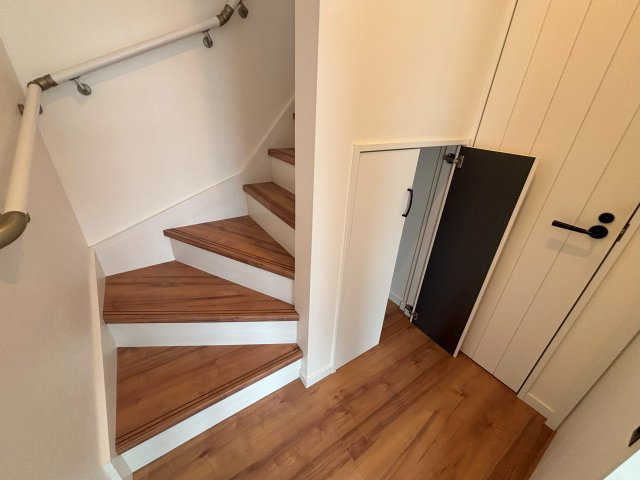 【内装】 | 八尾市上之島町南３丁目　中古戸建　★南向き・平成29年建築 | 階段下収納あります♪