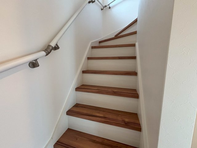 【内装】 | 八尾市上之島町南３丁目　中古戸建　★南向き・平成29年建築 | お洒落な階段です♪