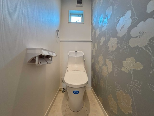 【トイレ】 | 八尾市上之島町南３丁目　中古戸建　★南向き・平成29年建築 | トイレは2ヵ所あるので便利です！
