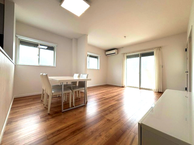 【居間・リビング】 | 八尾市上之島町南３丁目　中古戸建　★南向き・平成29年建築 | 家族が集まるリビングは約17.5帖です♪