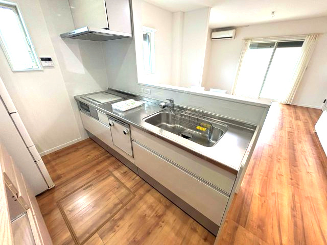 【キッチン】 | 八尾市上之島町南３丁目　中古戸建　★南向き・平成29年建築 | 3口IHコンロでお料理が楽しくなります！