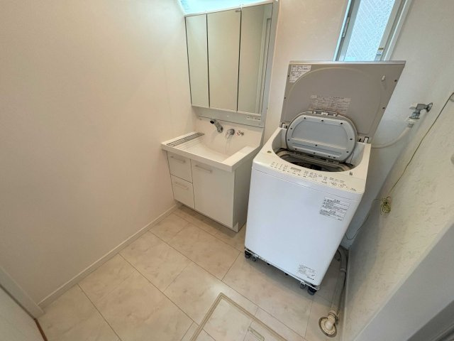 【洗面所】 | 八尾市上之島町南３丁目　中古戸建　★南向き・平成29年建築 | ゆったりとスペースのある洗面所です♪