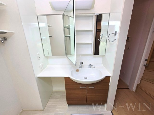 ソフィア B棟の独立洗面台