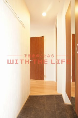 エスアイメゾン【10，000円キャッシュバック対象物件】の玄関|収納もある玄関です