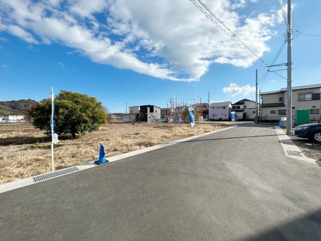 小田原市高田 広々庭付きデザイナーズハウスの前面道路含む現地写真