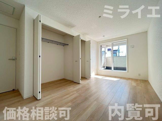 【新築戸建】札幌市白石区北郷3条2丁目4棟の洋室|2階洋室にはルーフバルコニーが設置されています。