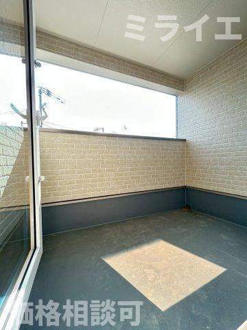 【新築戸建】札幌市白石区北郷3条2丁目4棟のバルコニー|屋根付で雨・雪が入りにくいルーフバルコニーを採用しています。洗濯物干しだけではなく椅子を置いてのんびり過ごせる広さです。