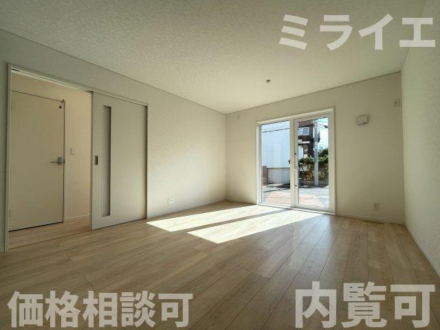 【新築戸建】札幌市白石区北郷3条2丁目4棟の居間・リビング|リビングが見渡せる対面キッチンを採用。内装(壁・床・建具)は白を基調とし、明るい雰囲気となっています。