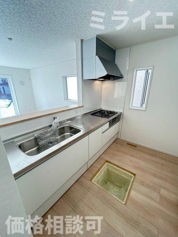 【新築戸建】札幌市白石区北郷3条2丁目4棟のキッチン|広々システムキッチンは、シンク・調理部分だけではなく、小物から大きな調理器具まで収納でき、出し入れもスムーズな収納充実プランを採用。食洗器設置可能。床下収納あり。