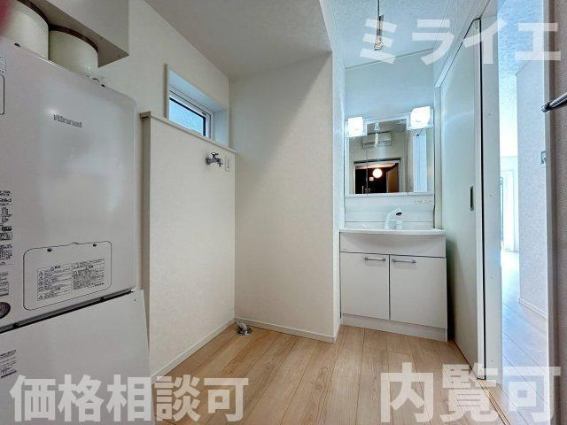 【新築戸建】札幌市白石区北郷3条2丁目4棟の独立洗面台|広範囲を映すだけではなく、両サイドのミラー裏に収納棚を設け、洗面道具をスッキリ収納できる三面鏡タイプを採用しています。