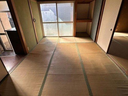 松神子１丁目　中古戸建の和室|陽当たりの良さを活かして、お気に入りの家具を配置したくなるお部屋です。朝の光で目覚める爽やかな毎日。畳の温もりを感じながら、一日の疲れを静かに癒やせる落ち着いた雰囲気の居室に仕上がります。