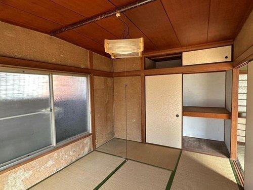 松神子１丁目　中古戸建の和室|家族それぞれの個室として、プライベートな時間を大切にできるお部屋。落ち着いた光が差し込み、読書や映画鑑賞などリラックスしたい時にぴったり。収納を工夫することで、限られたスペースも有効に活用できます。