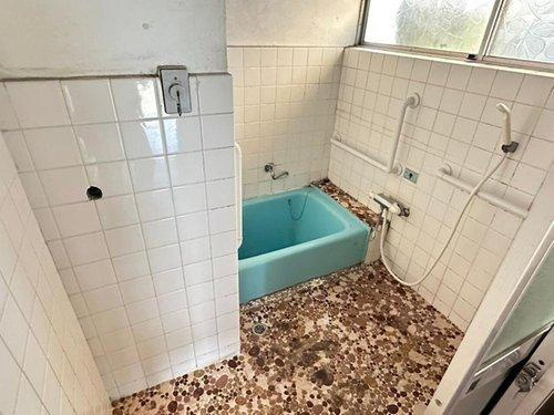 松神子１丁目　中古戸建の浴室|バス・トイレ別でゆったりと疲れを癒やせる浴室空間。窓が設置されており、湿気がこもりにくく掃除もスムーズに行えます。一日の終わりにリラックスした時間を過ごせる、自分だけの落ち着いたバスタイムを叶えます。