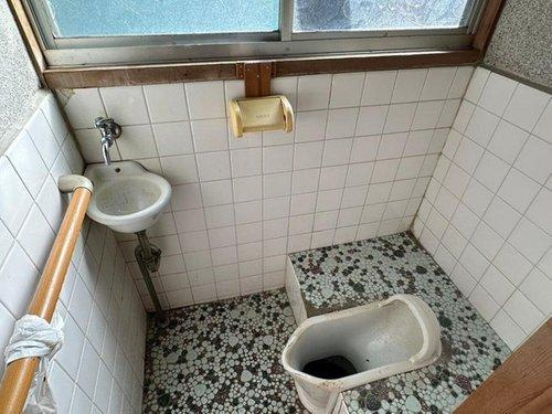 松神子１丁目　中古戸建のトイレ|窓付きで空気の入れ替えがスムーズなトイレ。前面道路に公共下水道が整備されており、接続工事を行うことで水栓トイレへと変更可能。リフォーム相談も承っております。