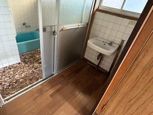 松神子１丁目　中古戸建の洗面所|自然光が届く明るい洗面コーナー。脱衣スペースとしても活用でき、入浴前後の着替えもスムーズに行えます。