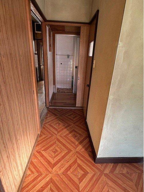松神子１丁目　中古戸建の内装|3DKの構成で、各部屋の独立性を保ちつつも、ダイニングを中心に家族が繋がりやすい設計。平屋ならではのフラットな動線で、掃除や家事の負担を軽減。無駄を省いた機能的な配置が、快適な毎日を支えてくれます。