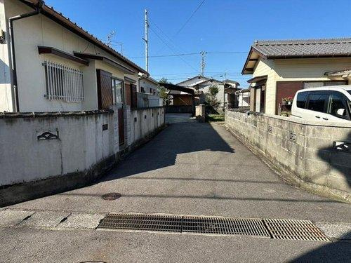 松神子１丁目　中古戸建の前面道路含む現地写真|進入路には隅切りがあるので車の入出庫も安心です。