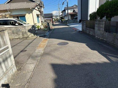 松神子１丁目　中古戸建の前面道路含む現地写真|閑静な住宅街で道路幅員が約4mあるので通行しやすいです。