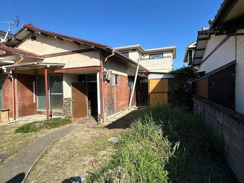 松神子１丁目　中古戸建の外観|青空に映えるシンプルな平屋のシルエット。庭での活動が外からも程よく感じられ、近隣との程よい距離感を保ちながら安心して暮らせる外観です。