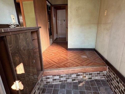 松神子１丁目　中古戸建の玄関|玄関には収納があり、来客時にも靴を整理しやすいです。