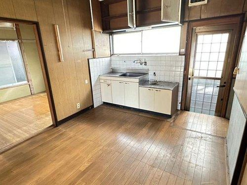 松神子１丁目　中古戸建のキッチン|集中して料理を楽しめるコンパクトな設計のキッチン。窓があるため調理中の煙や匂いも効率よく換気でき、常に清潔な空気を保てます。シンク下や上部の収納スペースを活用して、調理器具をすっきりと整理できます。