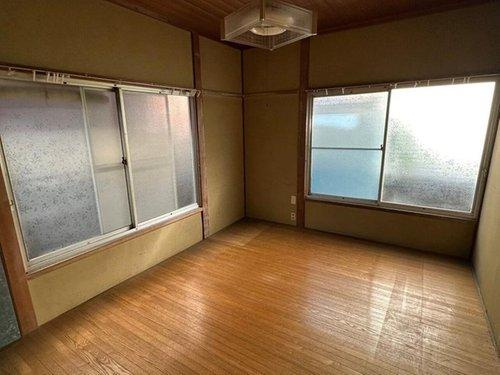 松神子１丁目　中古戸建の洋室|独立性の高い居室で、集中して作業したい時のワークスペースや書斎に最適。静かな環境を活かして趣味に没頭したり、収納部屋として活用したりと、住む方のライフスタイルに合わせた使い方が自由に選べる一部屋。