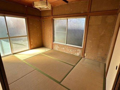 松神子１丁目　中古戸建の和室|南向きの大きな窓からたっぷりと陽光が降り注ぐ明るいお部屋です。日当たりが良いので日中は照明なしでも心地よく過ごせ、冬場も暖かく快適。寝室としてはもちろん、明るい趣味の部屋としても活用できる空間です。