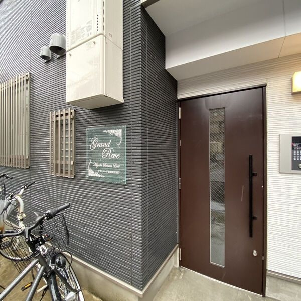 グランレーヴ東別院EASTのエントランス
