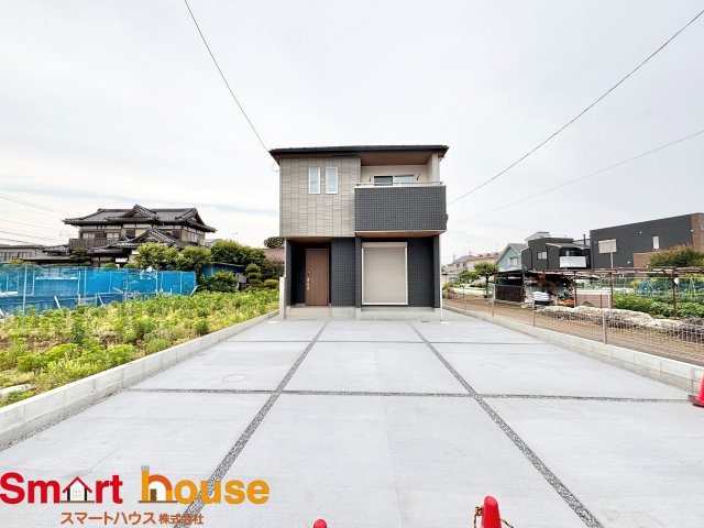 愛甲郡愛川町中津　新築４棟の外観|外壁が周囲の街並みと青空に生えるお洒落な仕上がり！周囲には高い建物のないエリア。青い空が大きく感じますね。