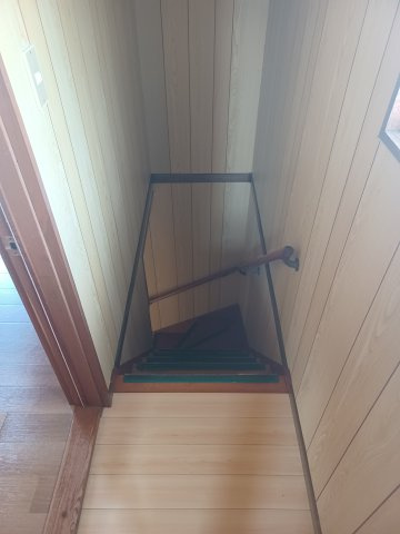 ハイツ鈴木の内装|階段
