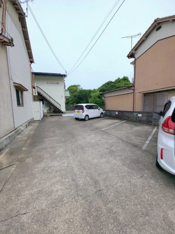 サンライズ上万呂の駐車場