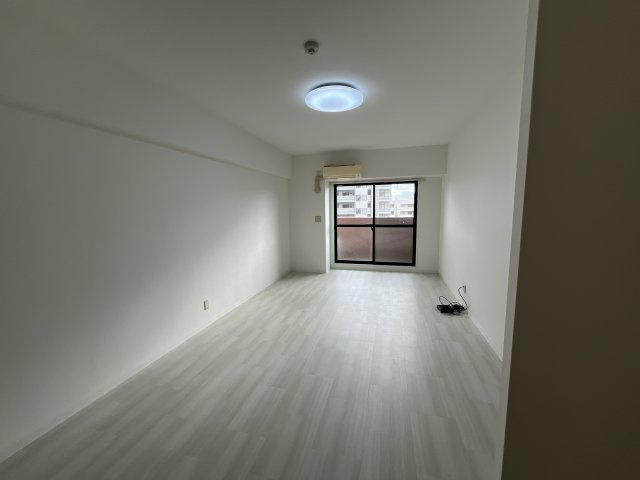 キャッスルコート西新町の洋室